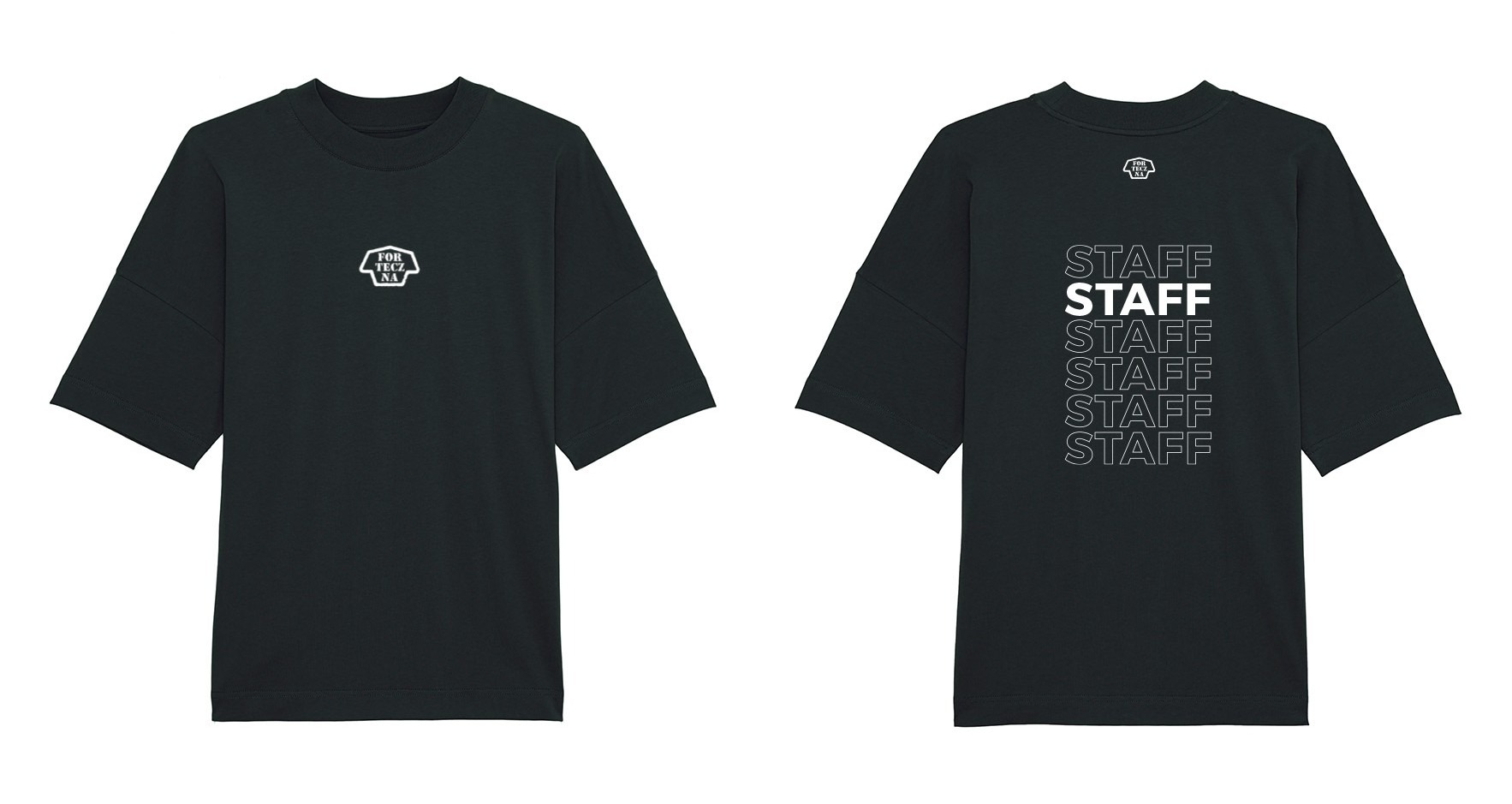 Dwie czarne koszulki z krótkim rękawem leżące obok siebie, jedna z małym białym logo na piersi, druga z napisem 'STAFF' powtórzonym sześć razy na plecach.