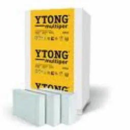 Białe bloczki Ytong Multiper z żółtą etykietą producenta, ułożone w stos z kilkoma mniejszymi bloczkami na pierwszym planie, na białym tle.