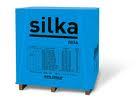 Niebieski prostopadłościan z napisem 'silka' i drobnym tekstem informacyjnym, umieszczony na drewnianych paletach, widoczny na białym tle.