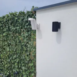 Czujnik zewnętrzny chroniący strefę podejścia.