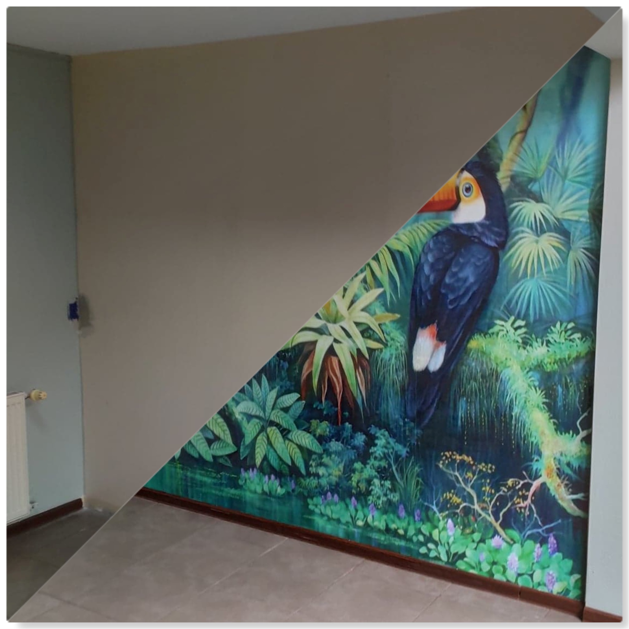 Pokój z pomalowaną ścianą przedstawiającą tropikalny krajobraz z tukanem, widoczna część ściany bez malowidła.