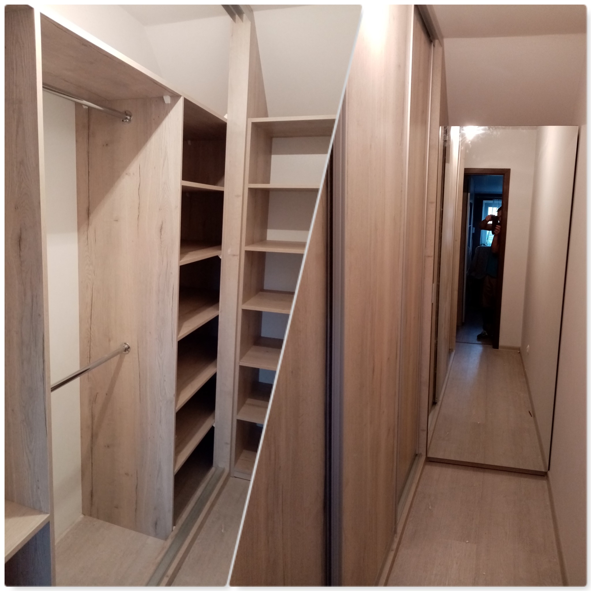 Nowoczesna garderoba z przesuwnymi drzwiami i półkami w kolorze jasnego drewna, widok na korytarz z lustrem i odbijającą się sylwetką fotografa.