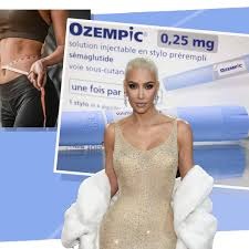 Kobieta w sukience, obok pudełko leku Ozempic 0,25 mg, w tle sylwetka kobiety mierzącej talię miarką. Reklama leku na tle celebrytki.