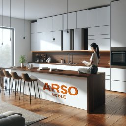ARSO Meble Na Wymiar - Nowoczesna kuchnia z białymi szafkami, drewnianym blatem i wyspą z logo firmy ARSO Meble. Kobieta siedzi na wyspie czytając dokument. Ustawione krzesła barowe z brązowymi siedziskami.