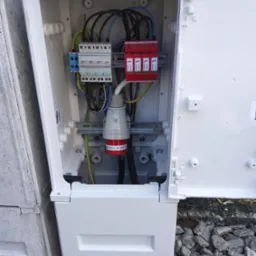 Rozłącznik sieć-agregat ogranicznik przepięć dla zasilania awaryjnego pompy ciepła i domu