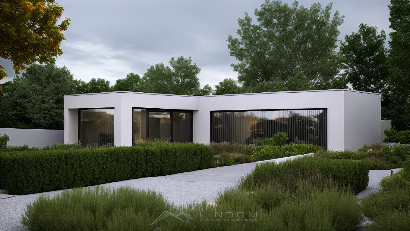 Nowoczesny, parterowy dom o minimalistycznej bryle z dużymi przeszkleniami, otoczony zielenią. Widoczny fragment ogrodu z krzewami i ścieżką z jasnego kruszywa.