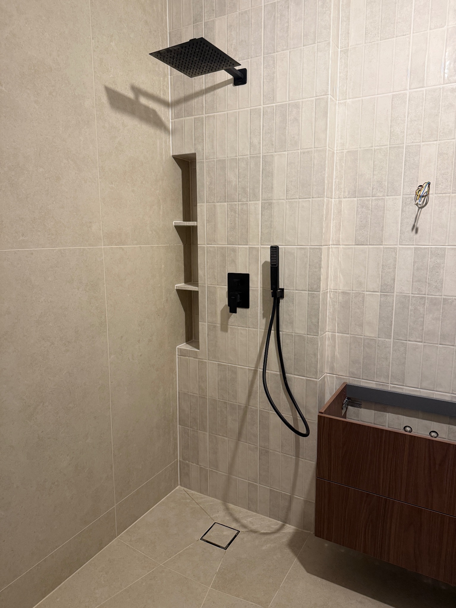 Łazienka. Kabinę, lustro, szafkę i lampy Klient chciał montować sam.