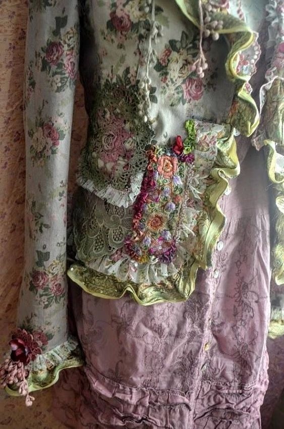 Kremowo-różowy komplet odzieży damskiej w stylu gypsy: bluzka z kwiatowym wzorem i haftowanymi aplikacjami oraz spódnica z falbanami.