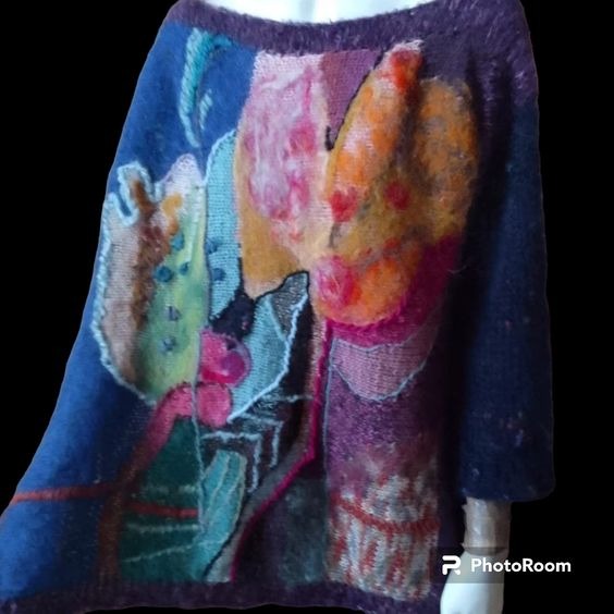 Sweter damski z abstrakcyjnym motywem malarskim, wykonany z włóczki o różnej fakturze i kolorystyce, prezentowany na manekinie.