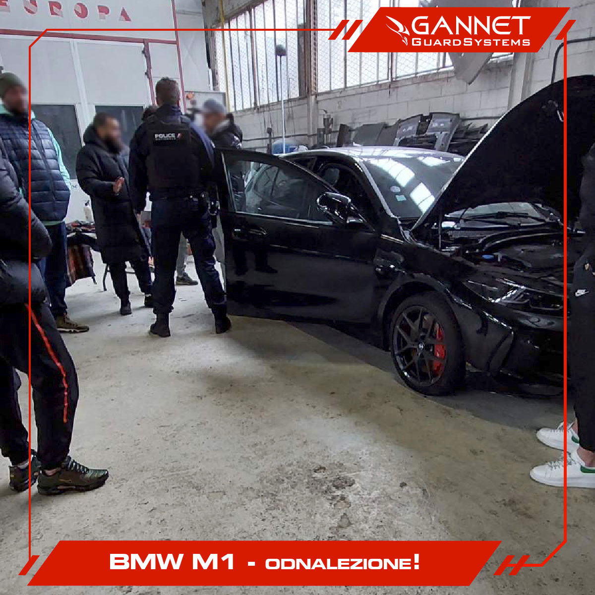 Odnaleziony czarny samochód BMW M1 z otwartą maską i drzwiami, wokół którego stoją osoby, w tym funkcjonariusz policji. Logo Gannet GuardSystems w prawym górnym rogu.