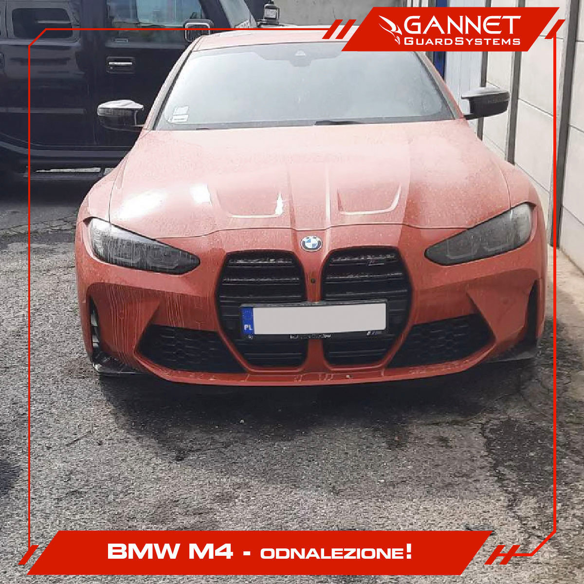 Pomarańczowe BMW M4 z polską tablicą rejestracyjną, odnalezione przez Gannet GuardSystems, lekko zabrudzone, zaparkowane na zewnątrz.