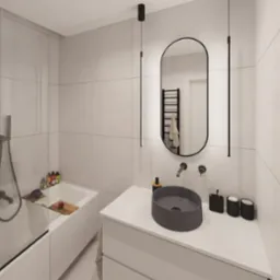 Minimalistyczna łazienka w jasnych kolorach z owalnym lustrem podświetlanym paskami LED, umywalką w odcieniach szarości i wanną z parawanem szklanym oraz drewnianą półką z akcesoriami do kąpieli.