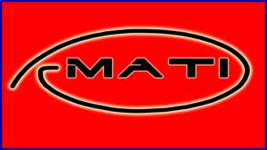 Logo firmy MATI na czerwonym tle z niebieską ramką. Czarny napis MATI wewnątrz owalu z czarną obwódką i jasną poświatą.