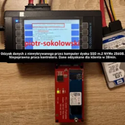Proces odzyskiwania danych w Warszawie z uszkodzonego dysku SSD M.2 NVMe 256GB za pomocą PC-3000 Portable III, widoczny adapter SSD M.2 PCIe NVMe, dysk 1TB WD Blue, monitor z informacjami...