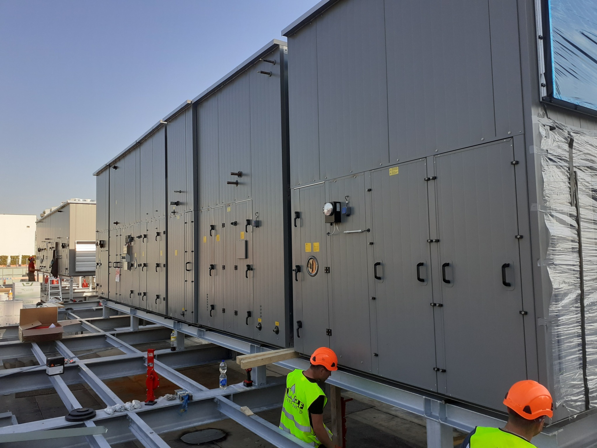 Montaż central przemysłowych o dużej wydajności.