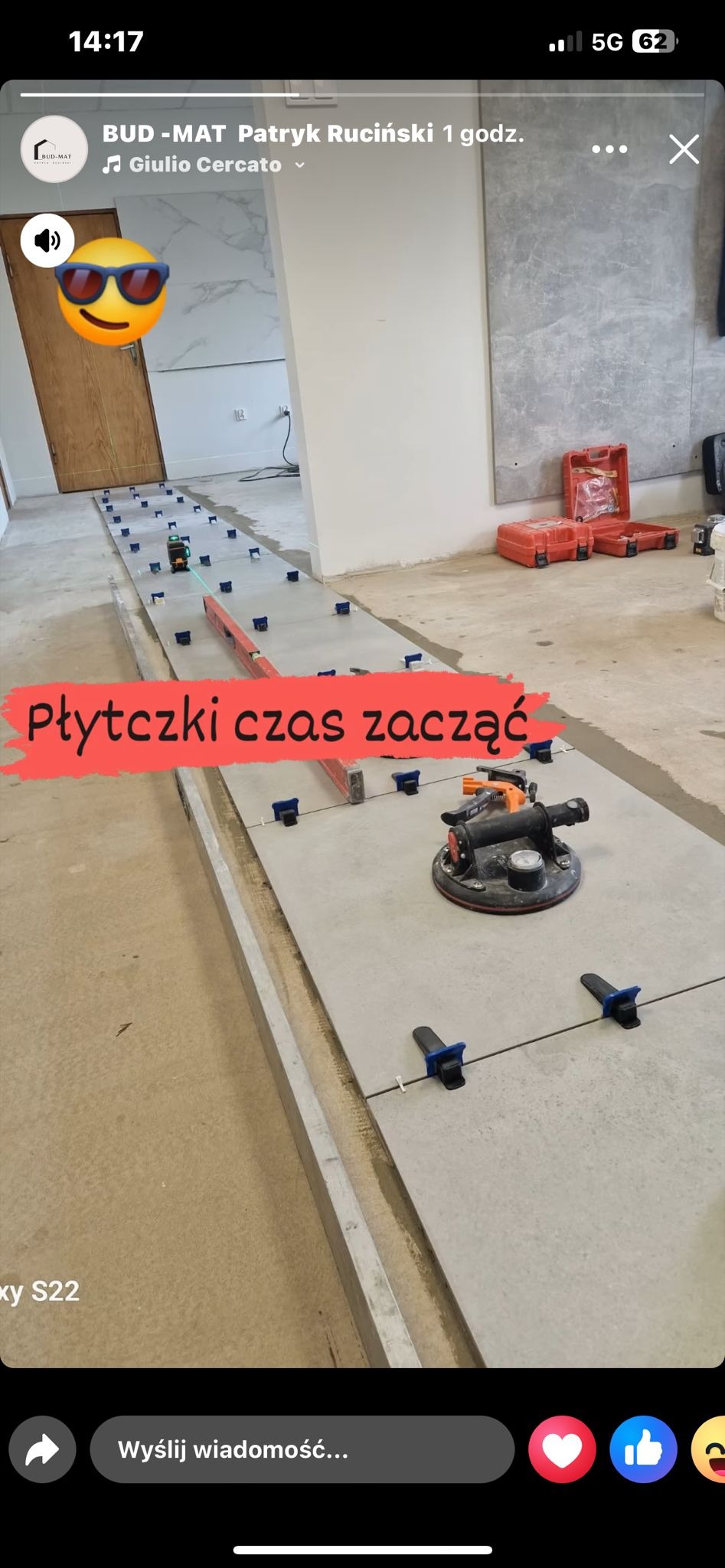 Przygotowanie do ułożenia płytek podłogowych: widoczne płytki, poziomica laserowa, przyssawka do płytek, klipsy poziomujące i krzyżyki dystansowe.