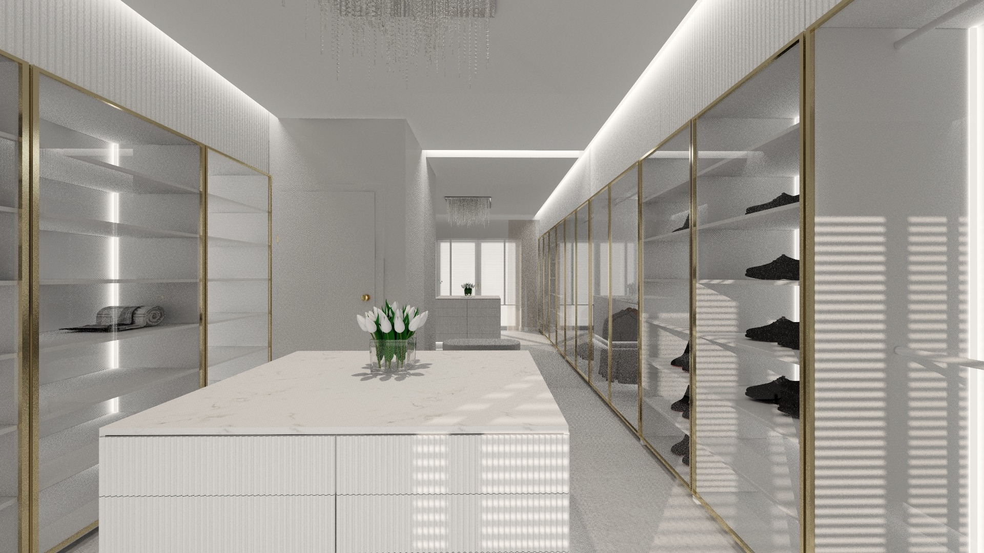 Nowoczesna garderoba w bieli z złotymi akcentami. Szklane szafy na buty, wyspa z blatem z kamienia i wazon z białymi tulipanami. Kryształowy żyrandol.