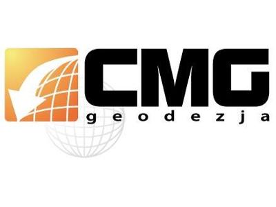 Logo firmy CMG. Kwadrat z gradientem pomarańczowym, wewnątrz biała strzałka w dół i siatka południków i równoleżników. Obok czarny napis CMG i pod spodem szary napis geodezja.