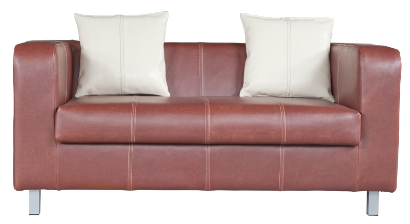 Brązowa, skórzana sofa z dwoma kremowymi poduszkami, widoczna na białym tle. Sofa ma proste, geometryczne kształty i metalowe nóżki.