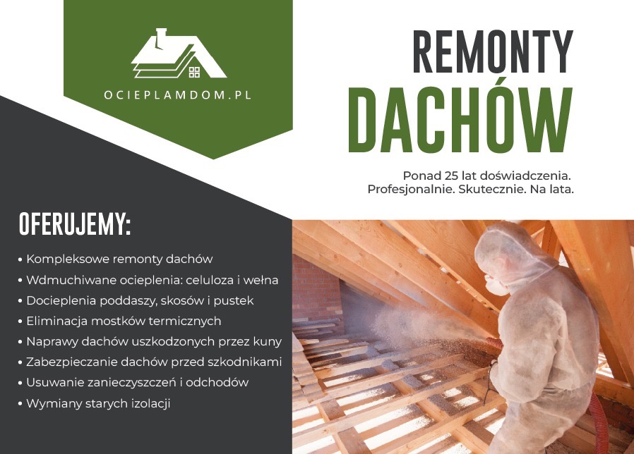 Ocieplanie poddasza wełną. Pracownik w kombinezonie ochronnym aplikuje izolację na drewnianą konstrukcję dachu. Widoczne elementy więźby dachowej i fragment muru.