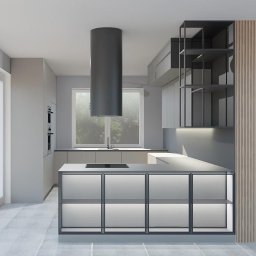 Szejerka Design - Wizualizacja nowoczesnej kuchni w odcieniach szarości z wyspą, cylindrycznym okapem i dużym oknem z widokiem na zieleń, zaakcentowana drewnianą ścianą z pionowymi panelami i logo firmy projektowej...