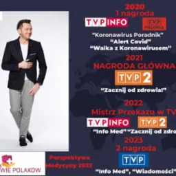 Mężczyzna w marynarce i sportowych spodniach pozuje na tle grafiki z logotypami TVP i nagrodami za programy o zdrowiu, w tym o koronawirusie.