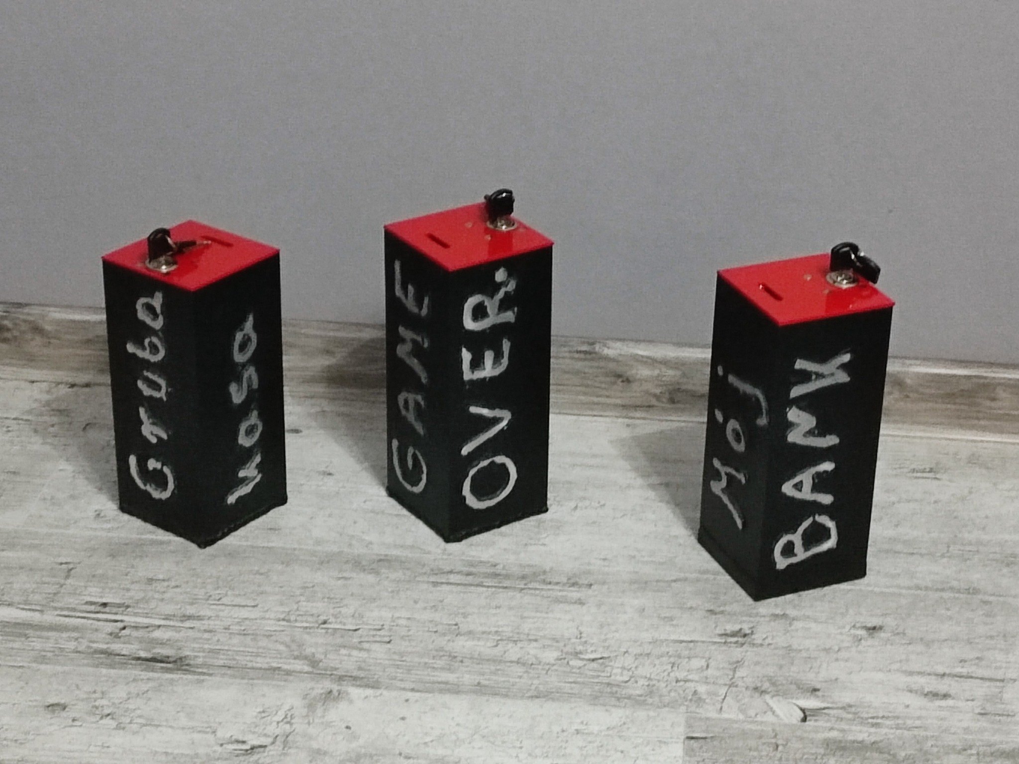 Skarbonki aluminiowe z napisami