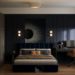 Autorska Pracownia Architektury i Wnętrz Gabriela Radwanowska - Elegancka sypialnia w odcieniach granatu w Warszawie, z dużym łóżkiem z welurowym zagłówkiem, biurkiem z drewnianym krzesłem i abstrakcyjnym obrazem nad łóżkiem.