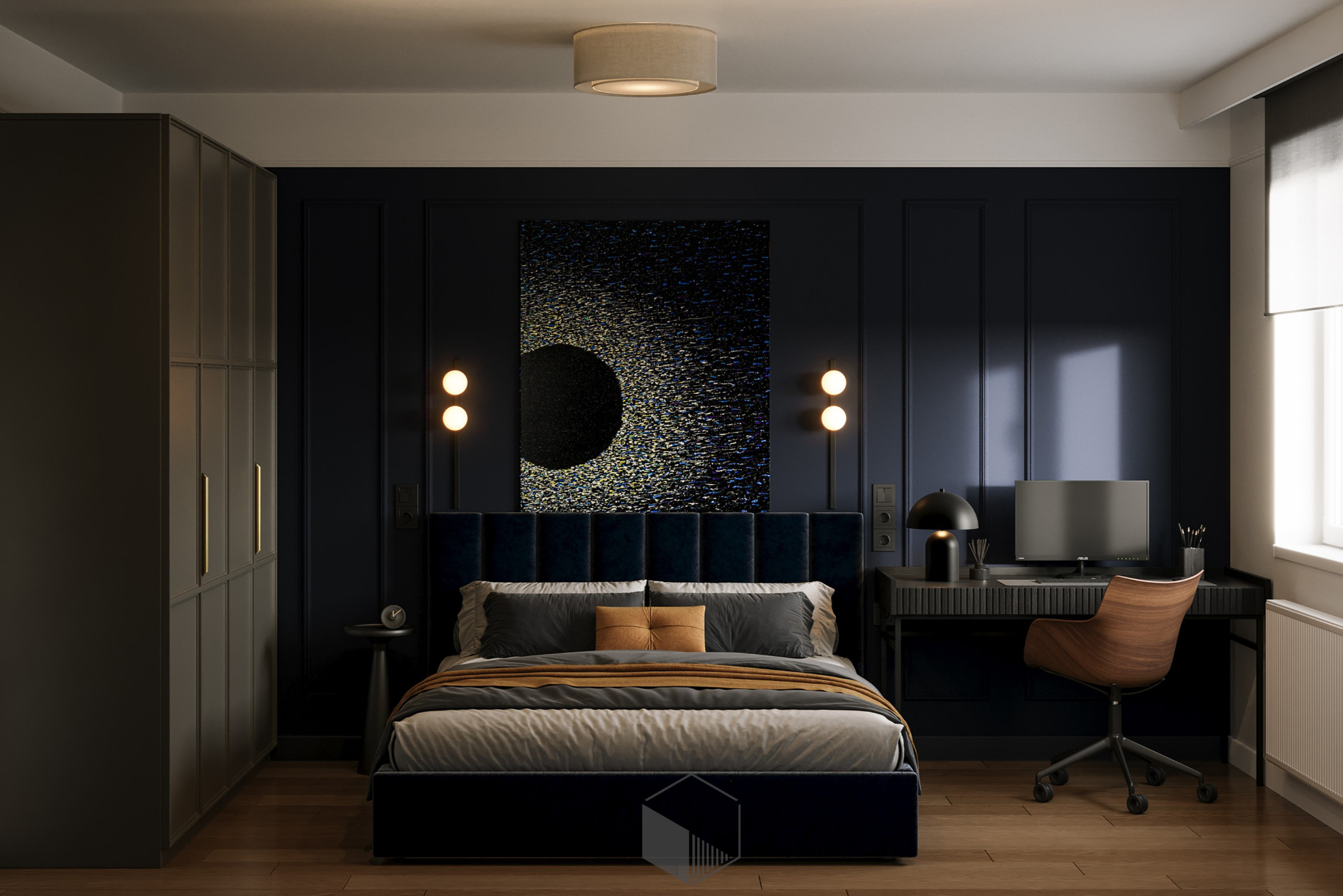 Elegancka sypialnia w odcieniach granatu w Warszawie, z dużym łóżkiem z welurowym zagłówkiem, biurkiem z drewnianym krzesłem i abstrakcyjnym obrazem nad łóżkiem.