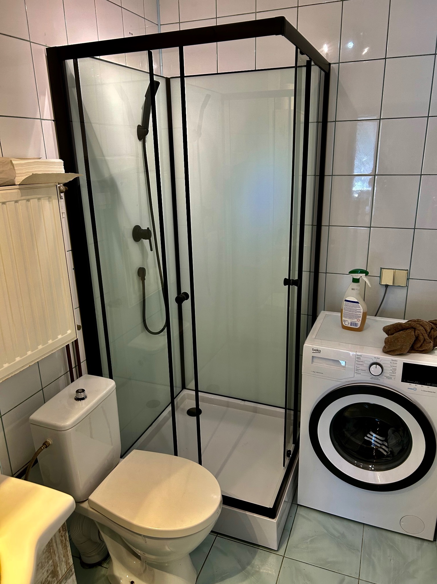 Demontaż starych i montaż nowych kabin prysznicowych