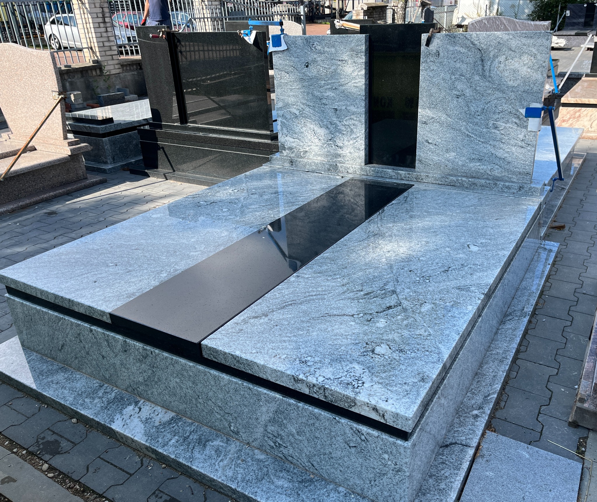 Granit whiscount white plus bengal black