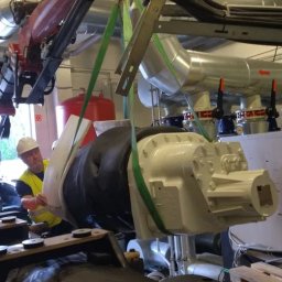 Podanie małym żurawiem elementu układu klimatyzacji