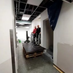 Podesty na drodze transportowej