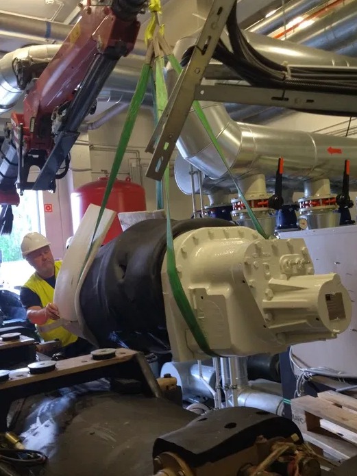 Podanie małym żurawiem elementu układu klimatyzacji