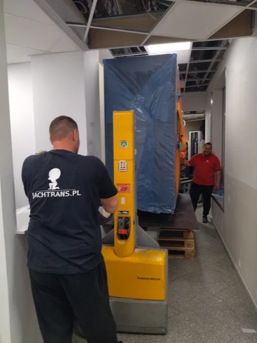 Praca z wózkiem wysokiego podnoszenia