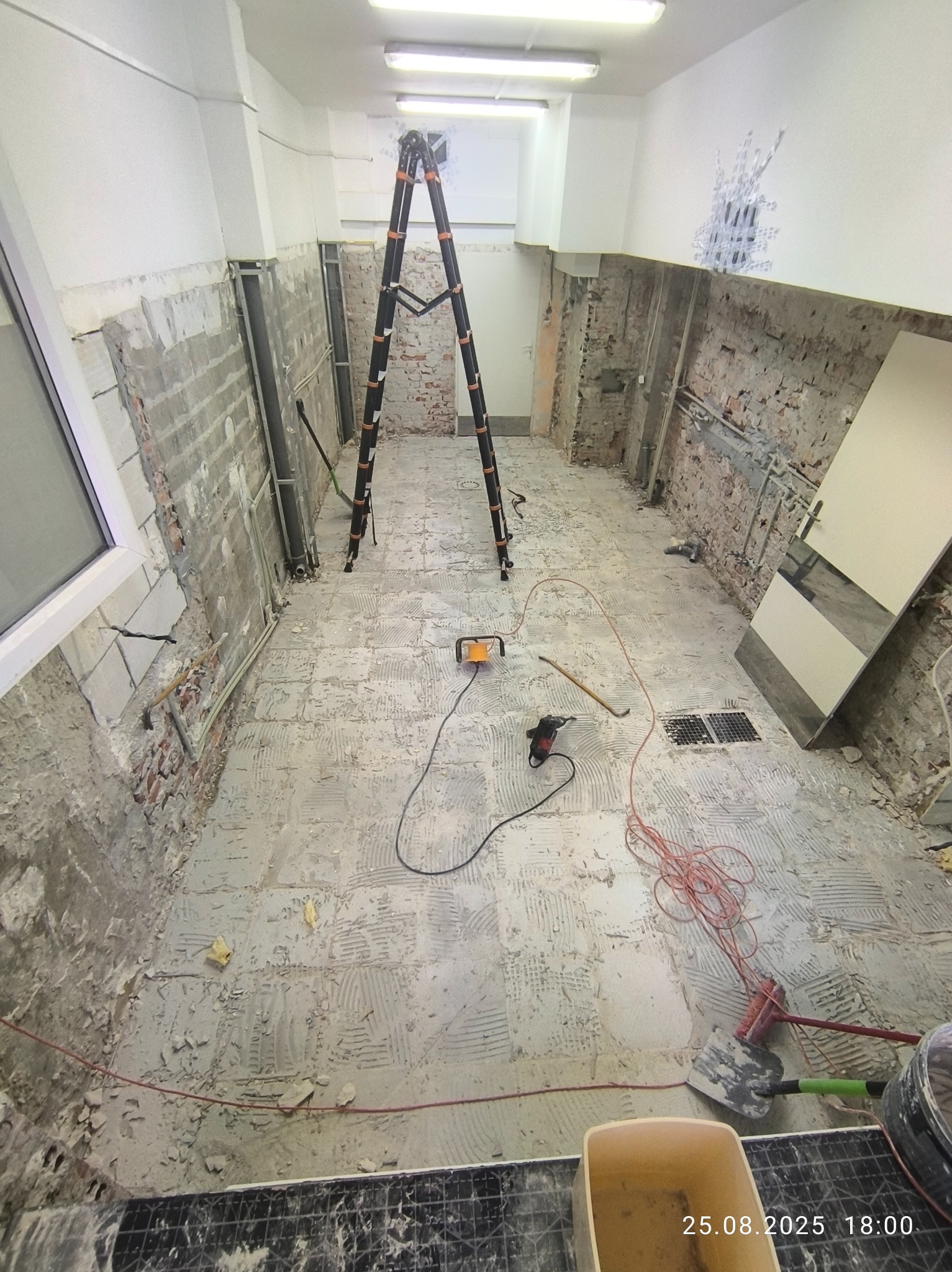 Skucie płytek, ze ścian, i podłogi 80m za 10 godzin