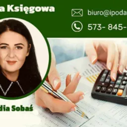 Zdjęcie wizytówki: portret kobiety w okręgu, obok dłonie używające kalkulatora i długopisu na dokumentach, z danymi kontaktowymi w zielonej ramce.