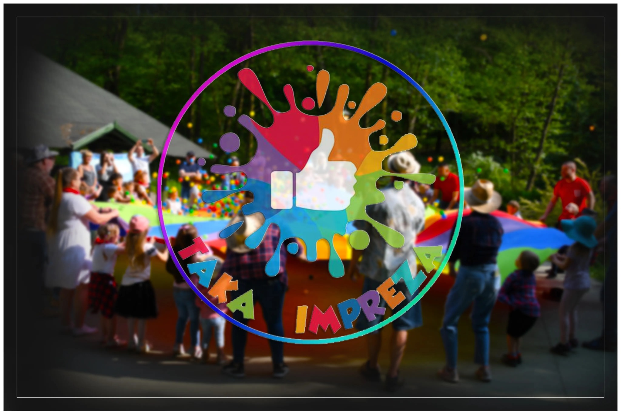 Grupa dzieci i dorosłych bawi się kolorową chustą animacyjną na tle zieleni, z nałożonym graficznym logo z napisem 'Jaka Impreza' i symbolem kciuka w górę.