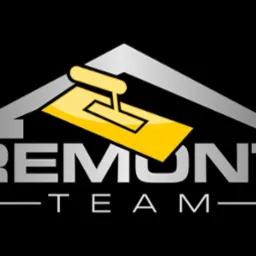 Logo firmy remontowej z motywem kielni na tle zarysu dachu, nazwa firmy 'REMONT TEAM' w srebrnej kolorystyce na czarnym tle.