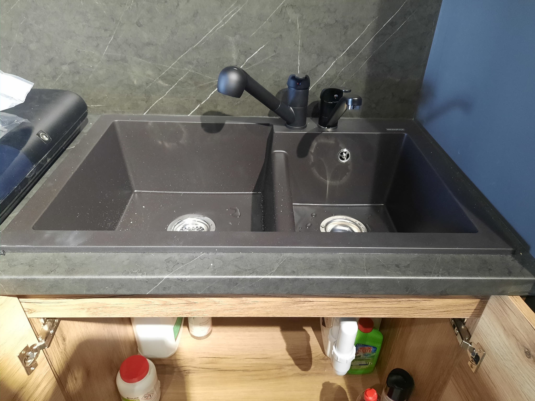 nowy zlew z armaturą