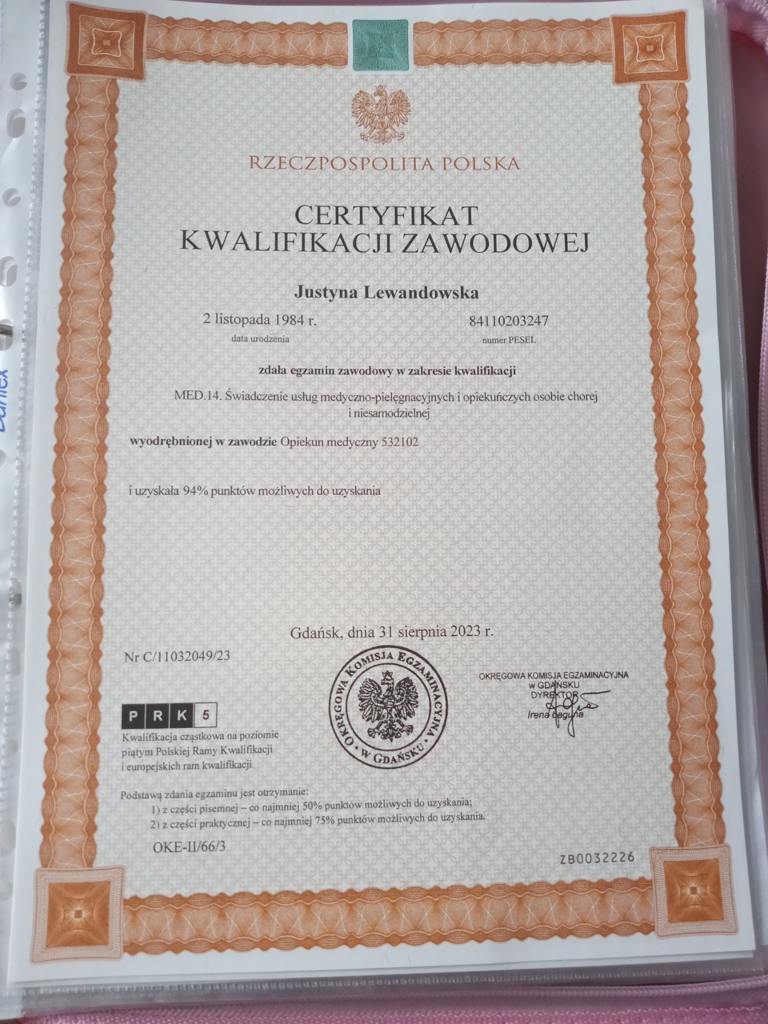 Certyfikat kwalifikacji zawodowej Justyny Lewandowskiej, wydany w Gdańsku, potwierdzający zdanie egzaminu w zakresie usług medyczno-pielęgnacyjnych i opiekuńczych osobie chorej i niesamodzielnej.
