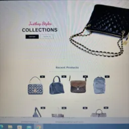 Strona internetowa sklepu z torebkami 'Justbag' widziana na ekranie komputera w Limanowej, prezentująca kolekcję i najnowsze produkty.