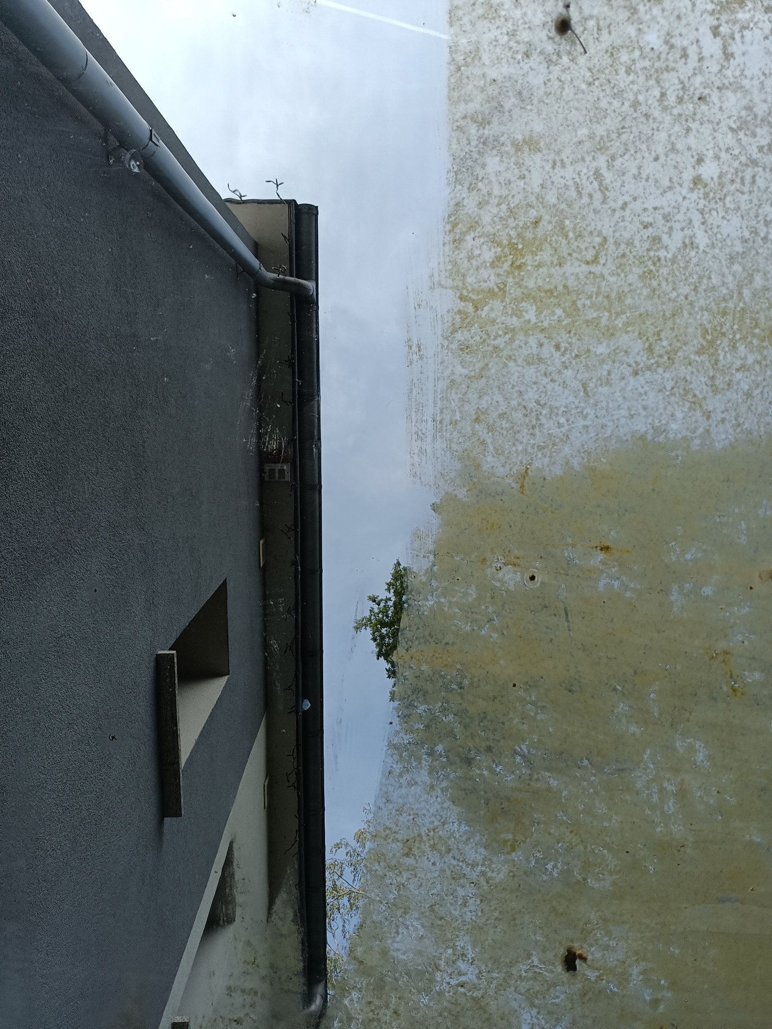 Porównanie fragmentu elewacji budynku przed i po czyszczeniu, widoczne wyraźne różnice w kolorze i czystości.