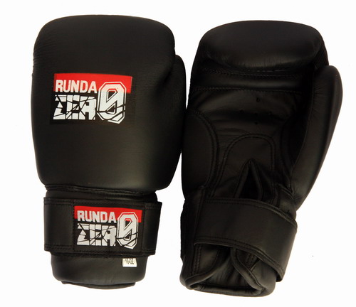 Para czarnych rękawic bokserskich marki RUNDA ZERO z widocznym logo na białym tle.