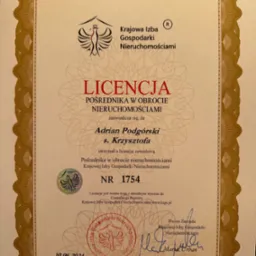 Skan licencji pośrednika w obrocie nieruchomościami, wydanej przez Krajową Izbę Gospodarki Nieruchomościami, z datą 10.06.2024 i podpisem Prezesa Zarządu Marka Urbana, w ozdobnej ramce.