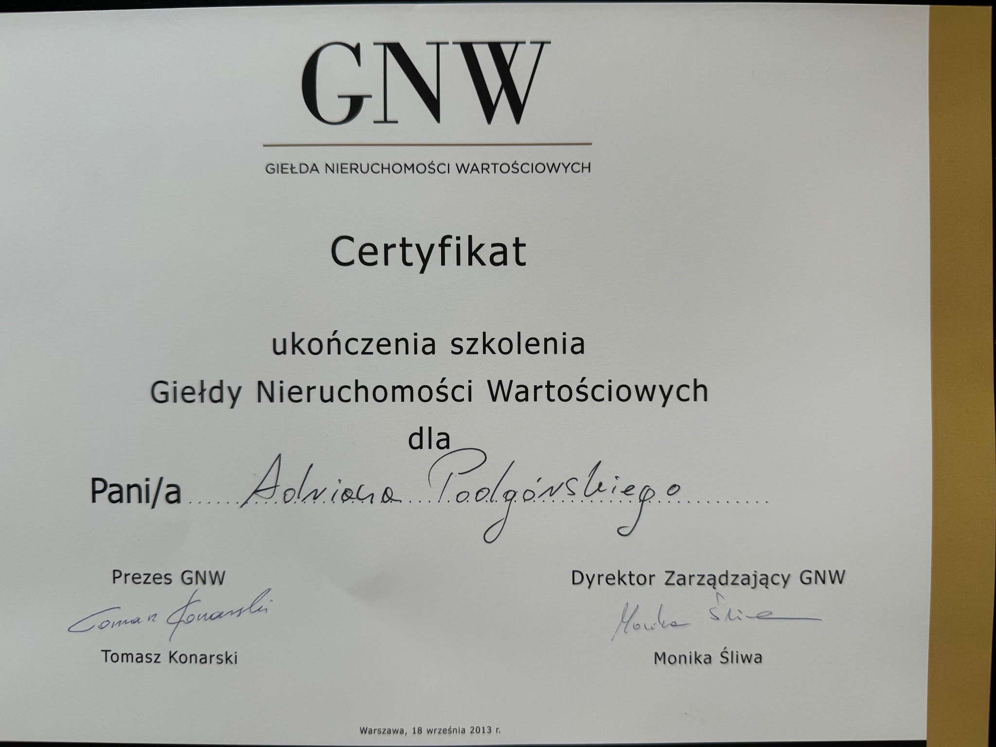Certyfikat ukończenia szkolenia Giełdy Nieruchomości Wartościowych dla Adriany Podgórskiej, podpisany przez Prezesa GNW Tomasza Konarskiego i Dyrektora Zarządzającego GNW Monikę Śliwę, wydany...