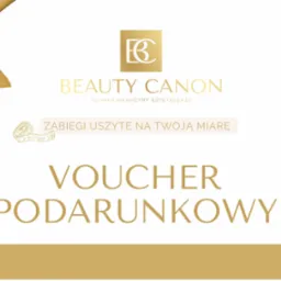 Grafika vouchera podarunkowego Beauty Canon, kliniki medycyny estetycznej, z elementami dekoracyjnymi: złotą wstążką, siatką, miarką krawiecką i fragmentem twarzy kobiety.