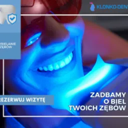 Uśmiechnięta twarz pacjenta podczas zabiegu wybielania zębów lampą LED w gabinecie Klanko-Dent, z nałożoną nakładką ochronną i okularami ochronnymi.