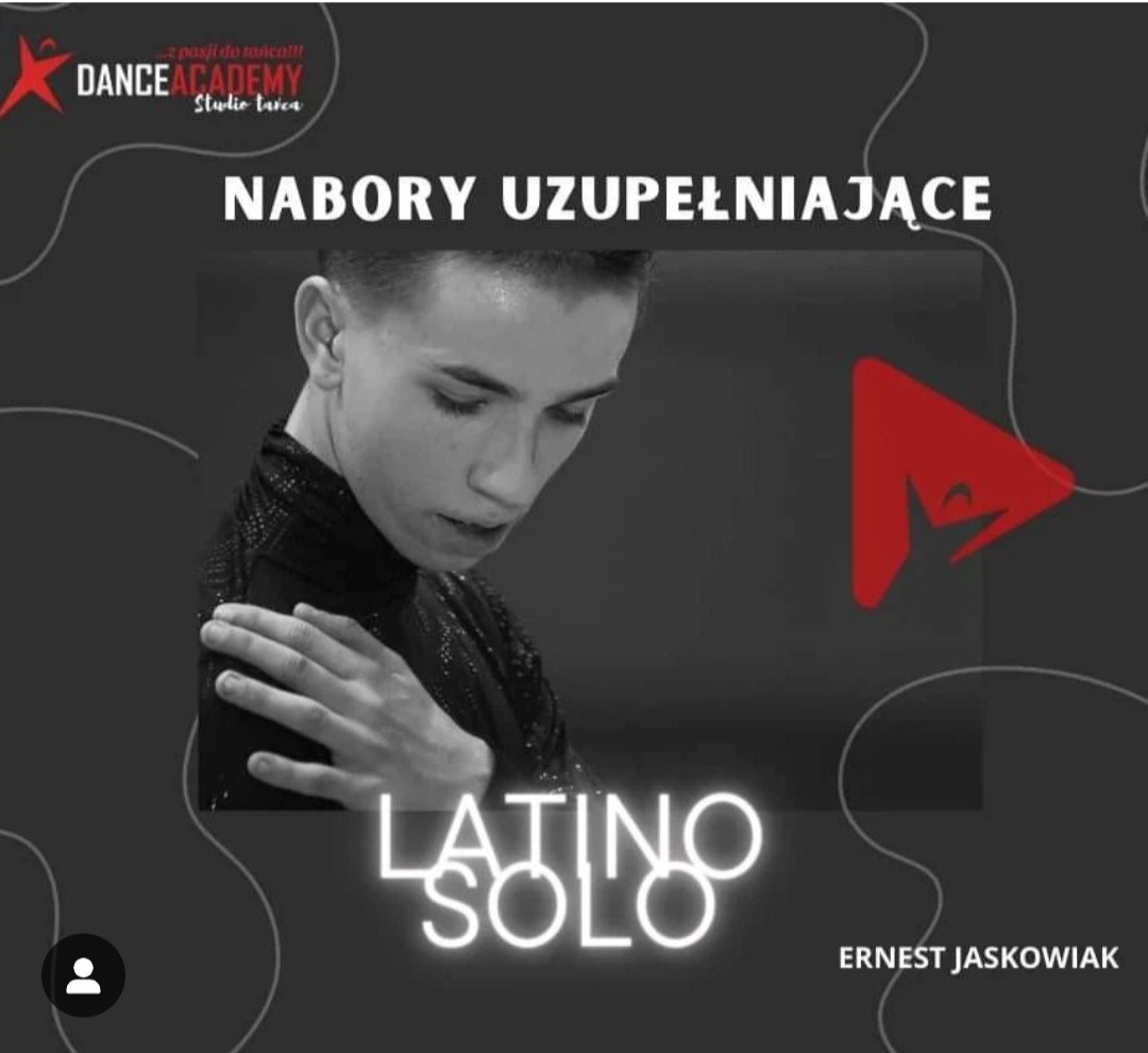 Czarno-białe zdjęcie reklamowe szkoły tańca Dance Academy z młodym mężczyzną w stroju tanecznym, informujące o naborach uzupełniających na zajęcia Latino Solo z Ernestem Jaśkowiakiem.