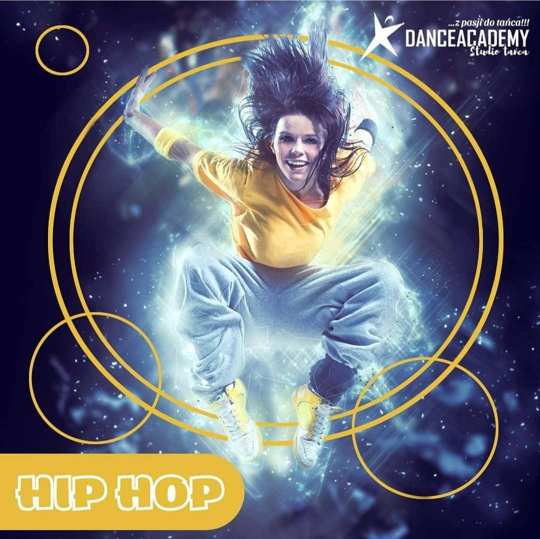 Dynamiczne ujęcie tancerki hip-hop w żółtej koszulce i szarych spodniach, unoszącej się w powietrzu na tle ciemnego studia z efektem świetlnym i złotymi okręgami.